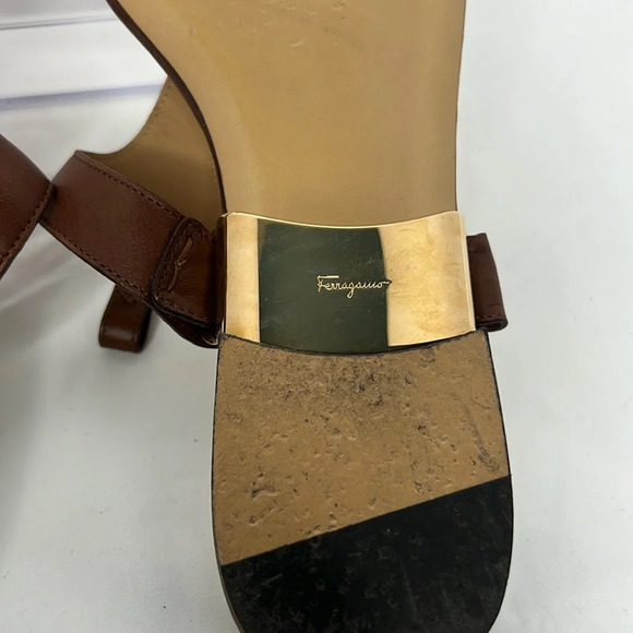 Salvatore Ferragamo Beccaria Brown Leather T-Strap Sandals Flops 8.5 - Picture 5 of 7